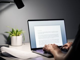 Person schreibt Bewerbung