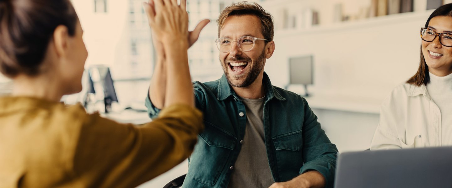 Mann und Frau geben sich High Five