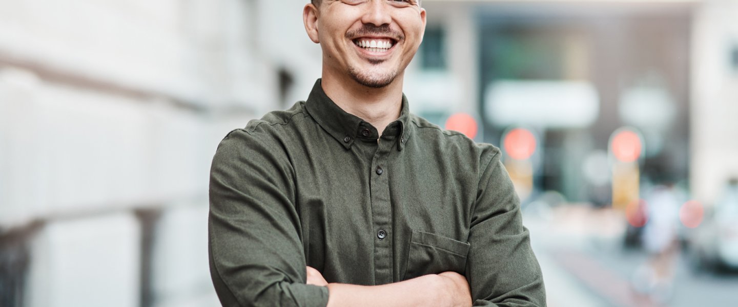Junger Mann zum Berufseinstieg